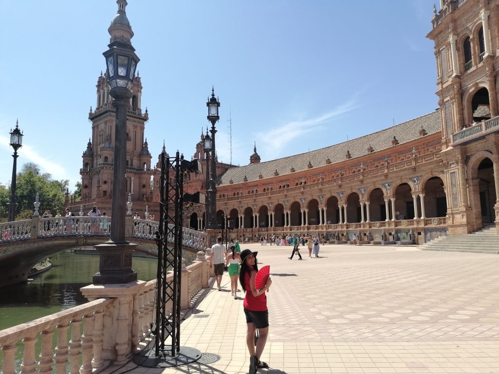 Assaporare l'atmosfera della Spagna caliente, in una piazza dalla bellezza mozzafiato.