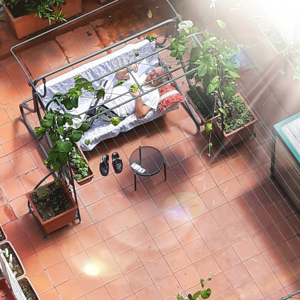 Il mio benessere è... riposare...il riposo consente all'organismo di recuperare le forze e di rilassarsi...riposarsi significa diminuire il grado di attenzione, inattivare alcune zone del cervello e attivarne altre mantenendo lo stato di veglia e non significa necessariamente dormire. Bisogna ritagliarsi un po' di relax che rigenera sicuramente il cervello: scaccia i pensieri molesti, rilancia la creatività e rende più brillanti nel lavoro.