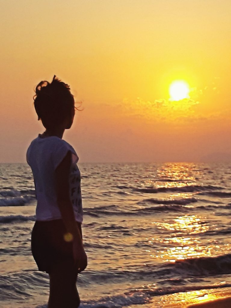 Il mio benessere è...contemplare per ore la bellezza accecante di un tramonto a mare...
" Non ci stanchiamo mai di un tramonto. Conserva intatto, nonostante l' abbiamo visto milioni di volte, il suo potere di portarci in un mondo segreto."
Fabrizio Caramaglia