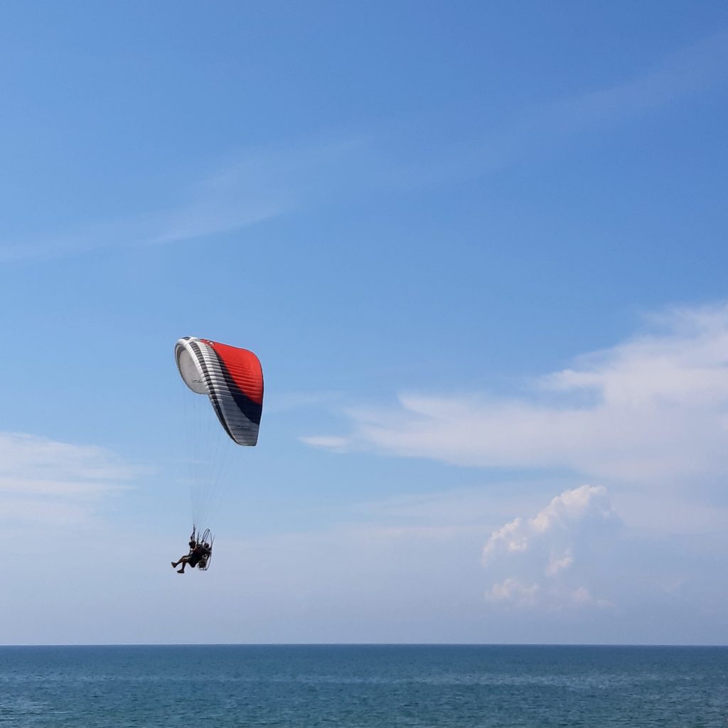 Il mio benessere è...un bel volo con il parapendio sovrastando il nostro immenso mare blu...è un'attività sportiva che stimola il rilascio di adrenalina, un ormone che una volta immesso nel sangue aumenta la pressione artesiosa e ci mette di buon umore, accelerando il metabolismo. Inoltre ci consente di ammirare paesaggi favolosi e provare emozioni uniche. Questa attività ci permette anche di generare fiducia in se stessi, combattendo stress ed insicurezza