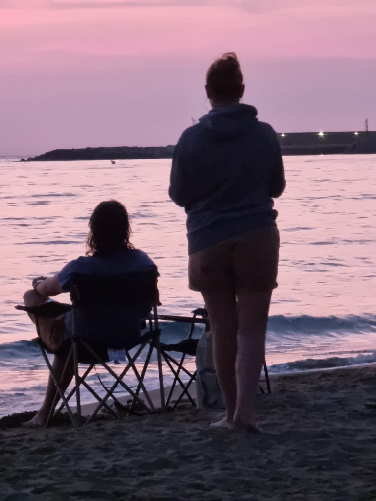 Rilassarsi in riva al mare con il proprio compagno di viaggio nelle ore del tramonto e contemplare gli splendidi colori che ci offre la natura...