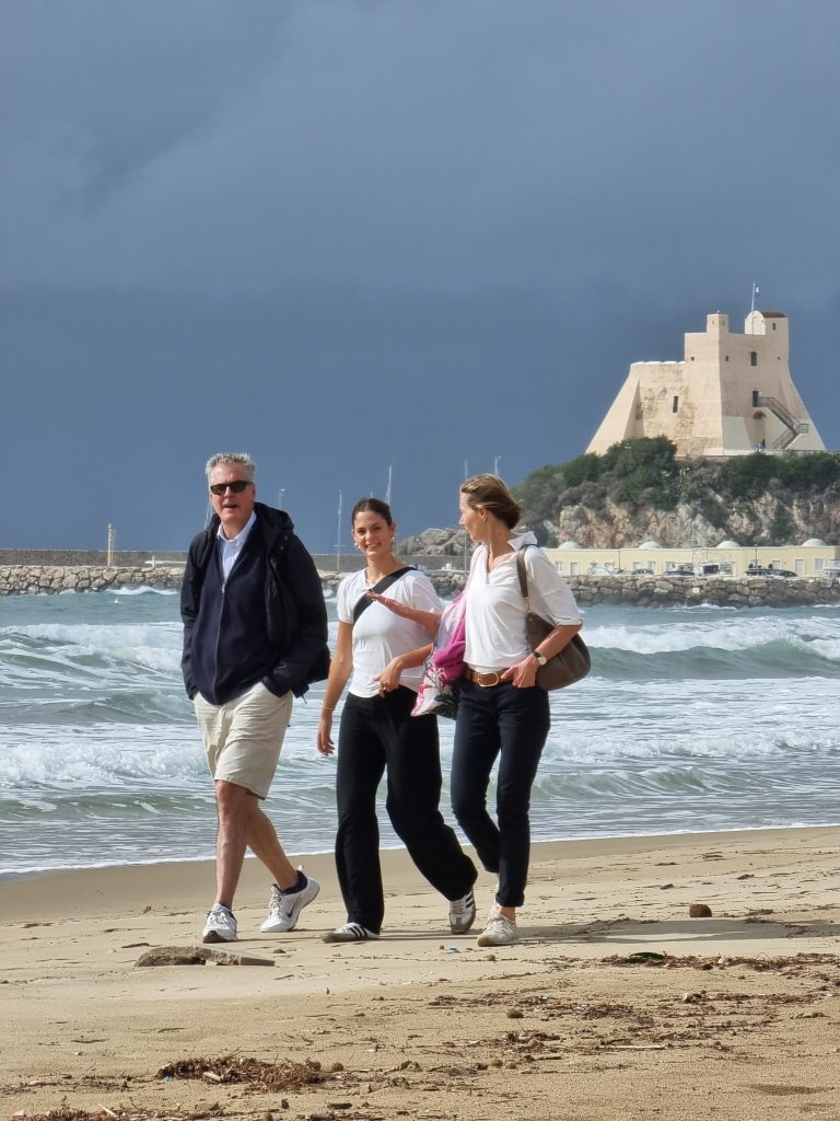 Una distensiva passeggiata sulla spiaggia che non solo è un'attività salutare ma è  anche piacevole e rilassante. 
Camminare in riva al mare è un modo meraviglioso per liberare la mente e tenere in esercizio il corpo.