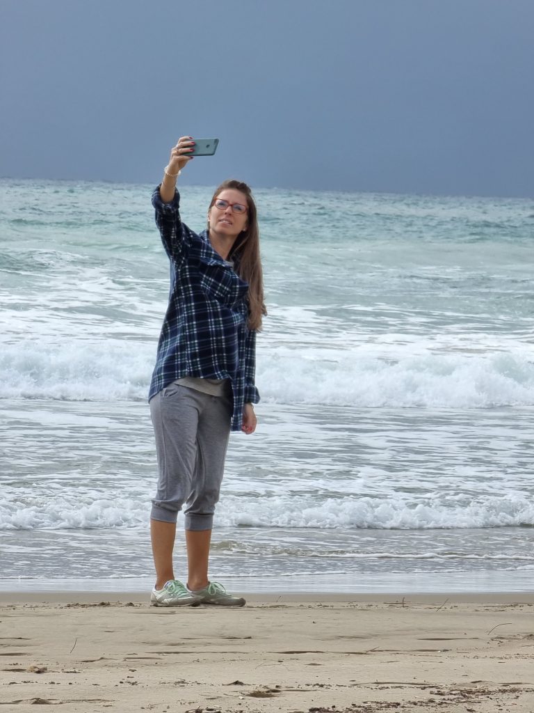 Nelle cose semplici come scattare un selfie in riva al mare e beneficiare della salutare aria marina e dello iodio...