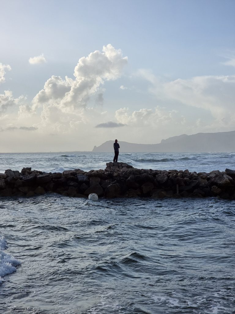 Godere dei momenti di solitudine, lo sguardo lontano nell'infinito e immersa in pensieri profondi col il solo rumore delle onde...