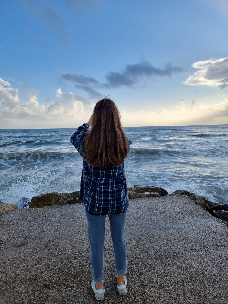 Emozionarmi guardando la bellezza del mare, i colori del cielo, le forme bizzarre delle nuvole e scattare tante foto memorabili...