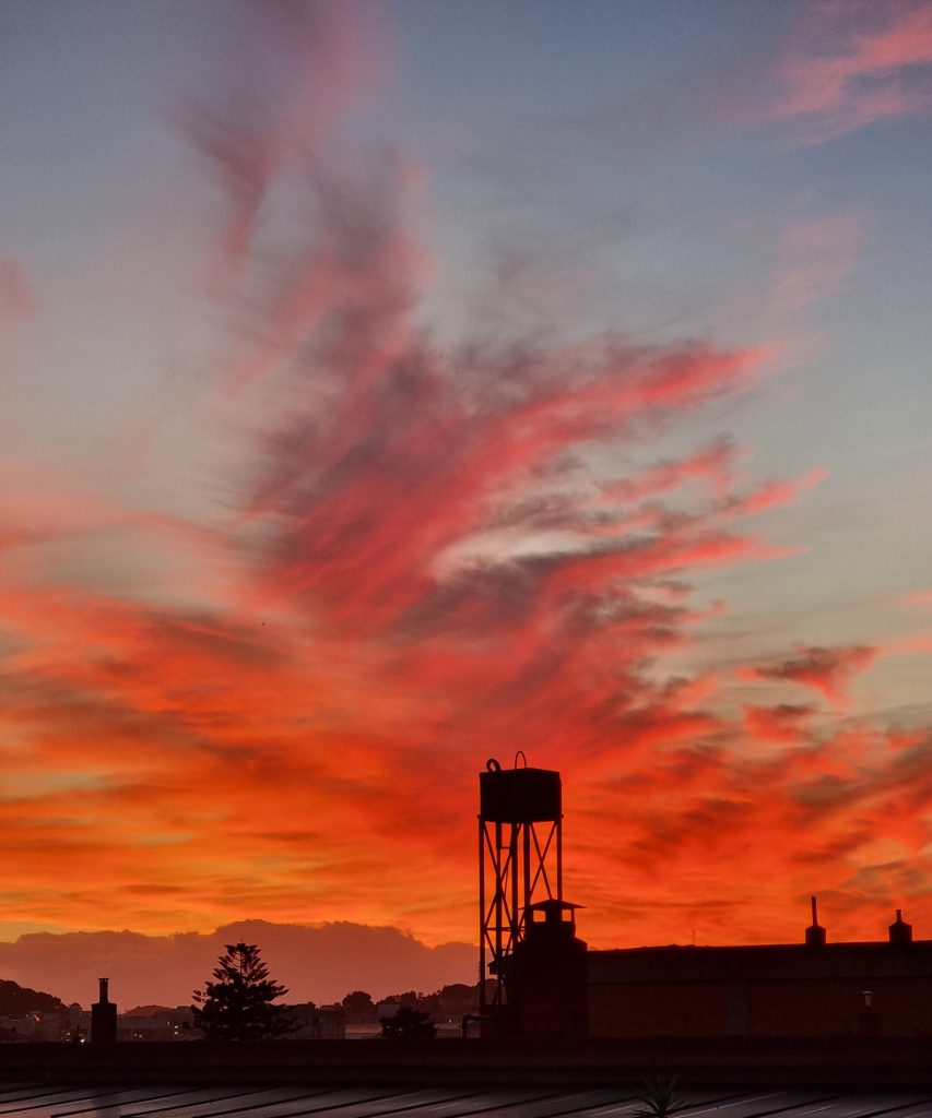 Ammirare sempre i colori del tramonto dal mio terrazzo e fermare quell'attimo in uno scatto...