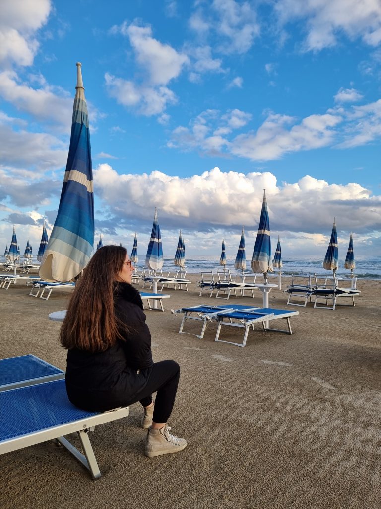 Il mare d' inverno...questo é il mio benessere...non bisogna infatti sottovalutare il fascino e le suggestioni che riesce a regalarci durante i mesi più freddi. Andare al mare d' inverno non é triste, é magico...un lungomare solitario e quel magnifico silenzio che ci mette a contatto con la natura.