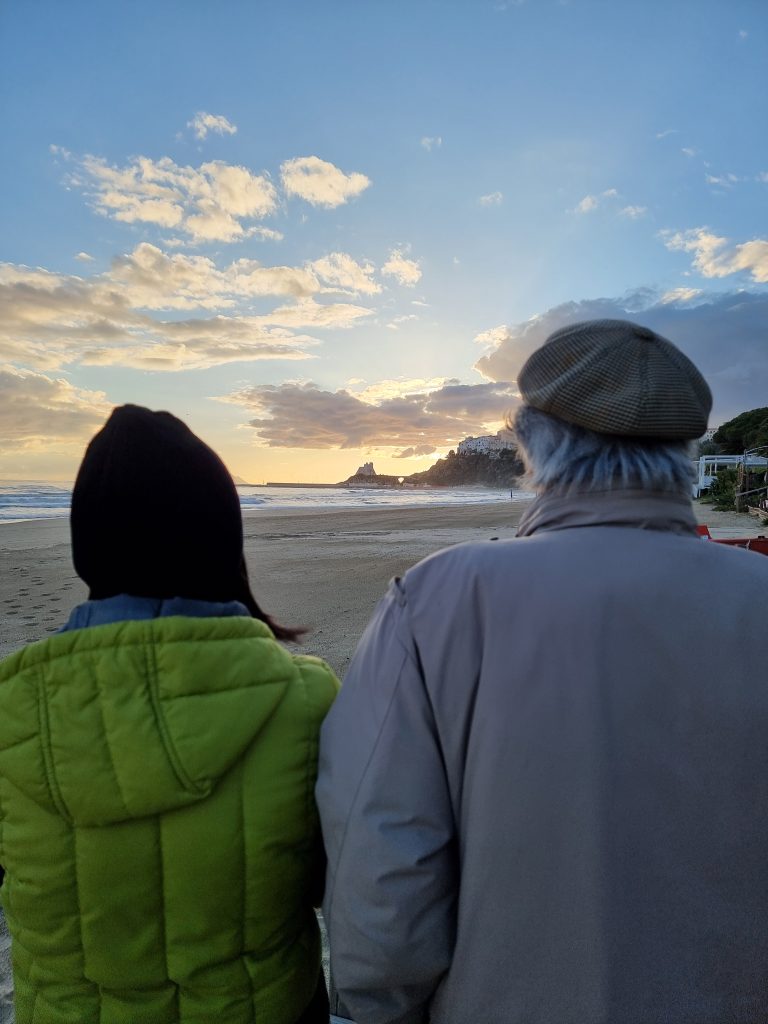 Trovare il tempo per andare in spiaggia al tramonto per contemplare la bellezza del paesaggio e le sfumature dei colori che ti offre il sole mentre cala.