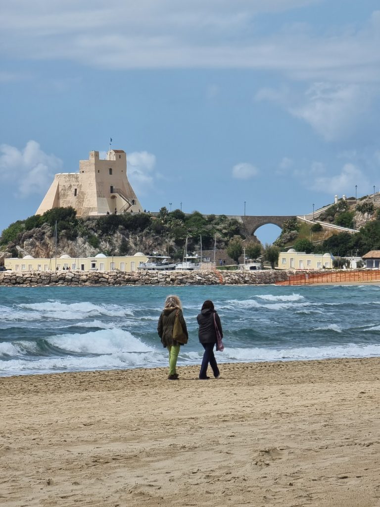 Una lunga passeggiata in riva al mare d' inverno: sabbia e mare sono ottimi strumenti per staccare la spina dalla quotidianità e diminuire i livelli di stress che accumuliamo ogni giorno. Anche ascoltare le onde che si infrangono sulla riva può calmare l' ansia...il rumore del mare è molto benefico per il nostro sistema nervoso.