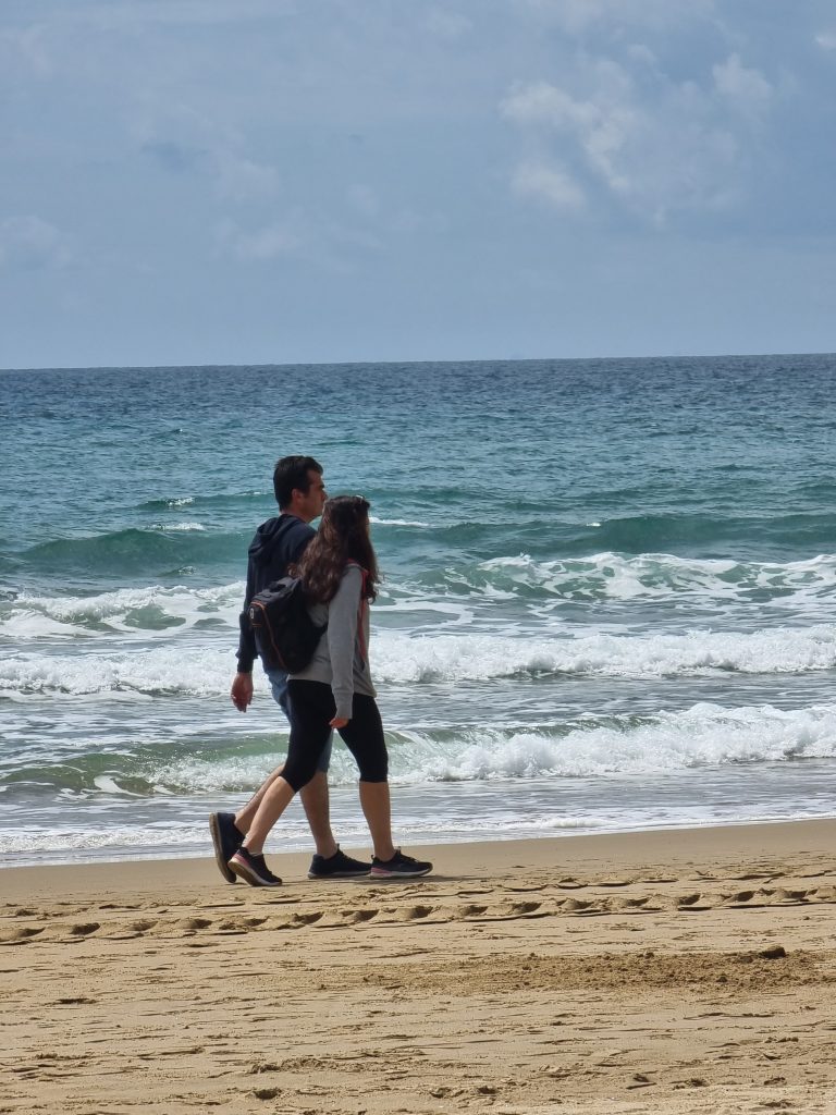 Passeggiare abbracciati lungo la riva del mare quando tramonta il sole, respirando aria pura e  facendo progetti per il futuro