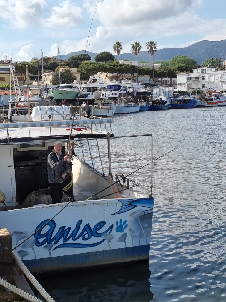 Pescare perché mi rilassa, mi fa stare bene e con pazienza aspetto che abbocchi qualche pesciolino e se ciò non succede non fa nulla perché è il semplice atto del pescare che per me é benessere puro.