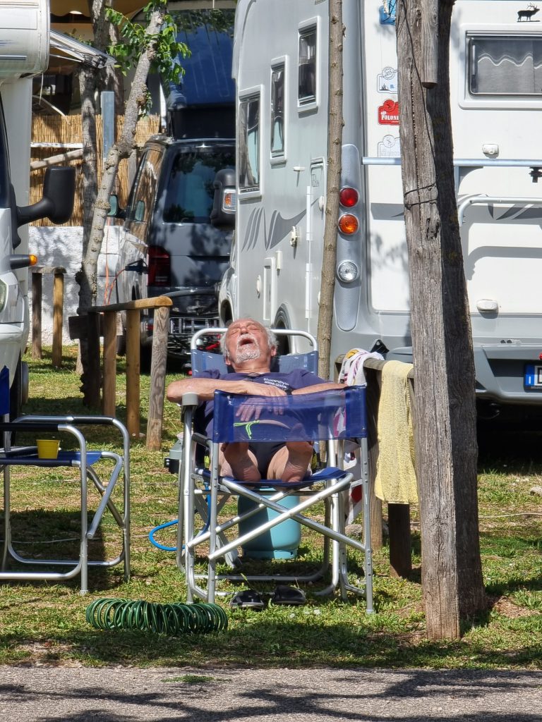 Dormire a sonno pieno all'aria aperta in una splendida giornata di aprile in un rilassante campeggio ancora non molto affollato