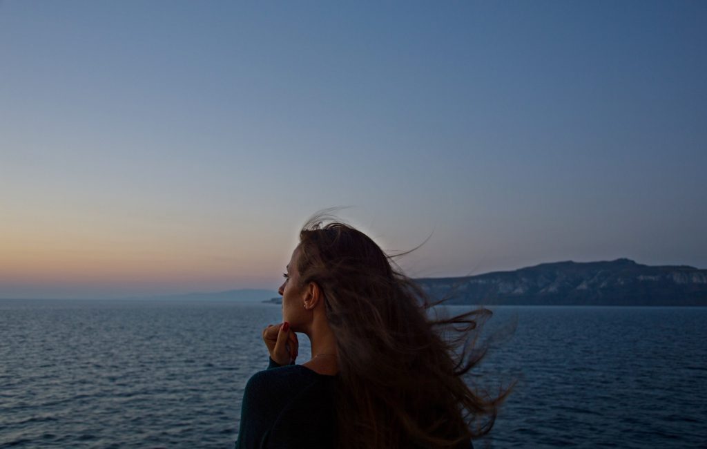 Perdersi nei propri pensieri guardando l'immensità dell'oceano, mentre un vento caldo ci accarezza scompigliandoci i capelli...