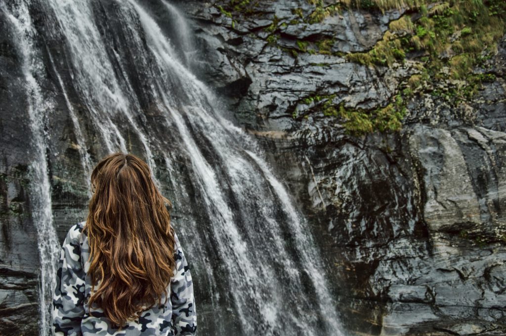Passare del tempo contemplando la cascata, stupendomi dell' altezza e provando una sensazione di pace sentendo lo scroscio delle acque e ammirandone la potenza.