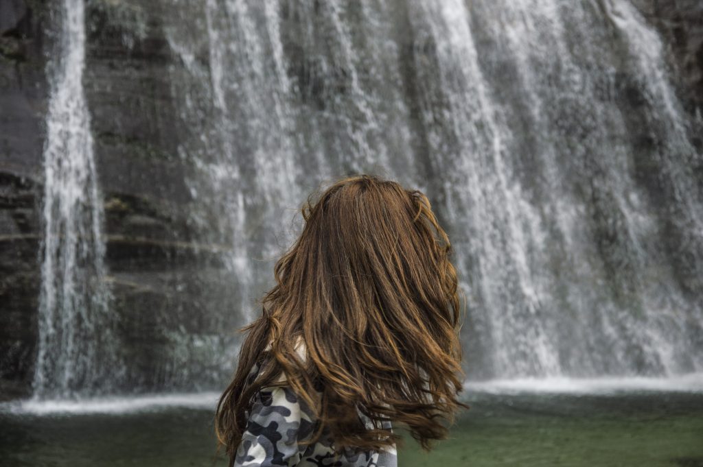 Passare del tempo contemplando la cascata, stupendomi dell' altezza e provando una sensazione di pace sentendo lo scroscio delle acque e ammirandone la potenza.