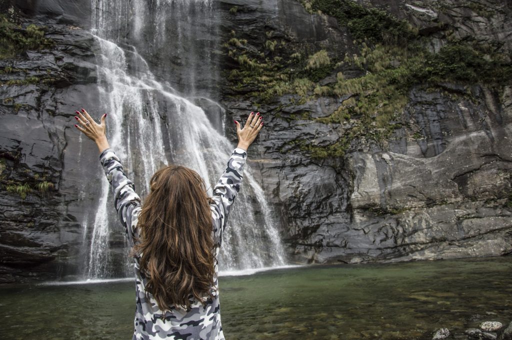 Passare del tempo contemplando la cascata e stupendomi dell'altezza e provando una sensazione di pace sentendo lo scroscio delle acque e ammirandone la potenza.