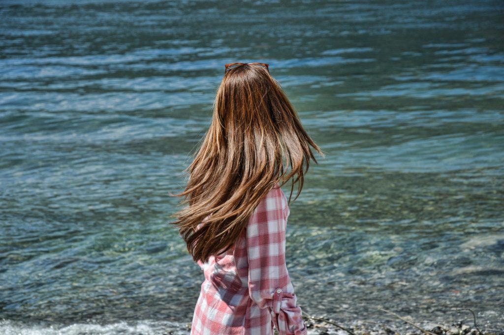 Il lago infonde calma e ha effetti sedativi sul nostro sistema nervoso...la vicinanza all' acqua migliora il nostro umore e riduce lo stress. Il suo rumore ci aiuta a rilassarci e a calmare gli stati di ansia. Il lago é un connubio perfetto tra i due colori più rilassanti che danno un' idea di tranquillità e di relax: il verde che è il colore della natura e l'azzurro é quello del cielo.