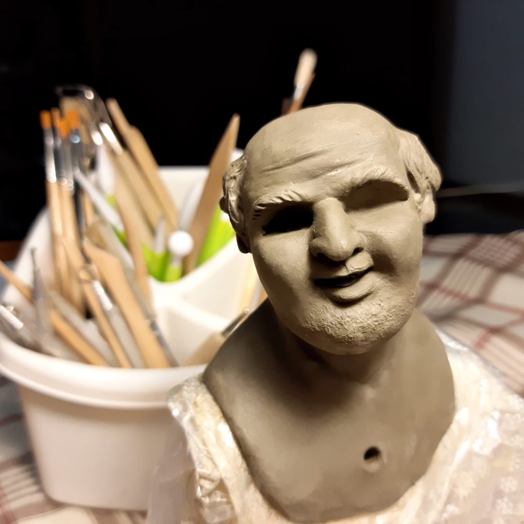 Percepire la materia che scivola tra le mie mani e inizia  a prendere la forma che ho immaginato per lei nella mia mente,in un intenso esercizio di concentrazione che mi rigenera,concentrazione che purtroppo la società di oggi ci ha disabituati a dedicare alle cose che facciamo.Il benessere non è solo alimentazione variata e bilanciata, regolare ritmo sonno-veglia, attività fisica, ma anche attività manuali, per“staccare la spina”in modo sano e costruttivo.