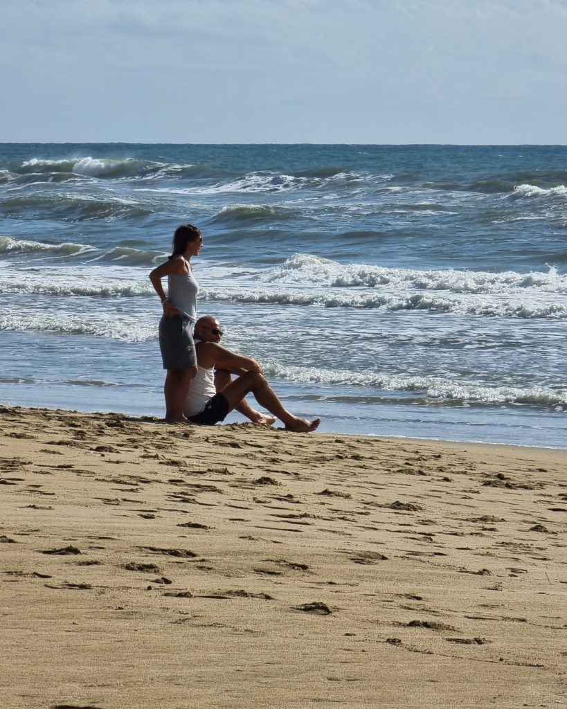 Semplicemente sedersi in riva al mare e perdersi nell' infinito blu del mare e nel movimento incessante delle onde...