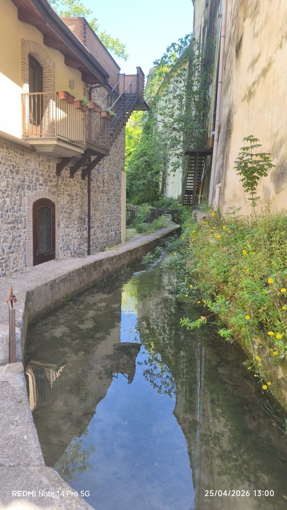 Camminare a piedi nudi e lasciare che l'acqua purifichi mente e spirito.