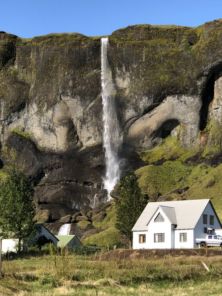 viaggiare, vedere posti meravigliosi e conoscere persone.