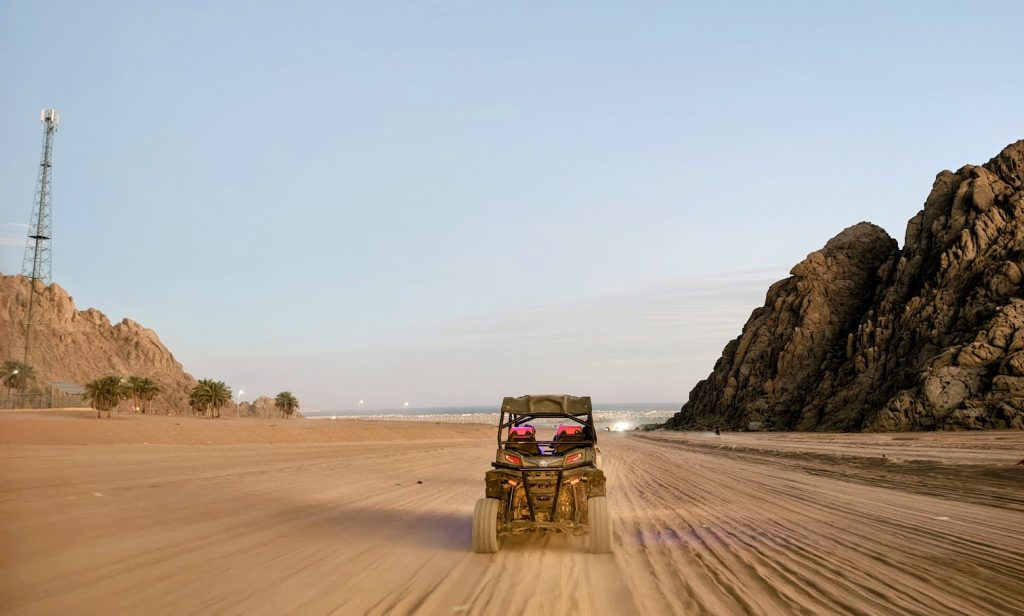 Il mio benessere è un viaggio nel deserto: è quando rallento, respiro a fondo e mi concedo di essere semplicemente me stessa/o. È il silenzio che mi ascolta, la strada davanti che non chiede risposte immediate, e quella sensazione sincera di pace che arriva quando smetto di correre e inizio a sentire