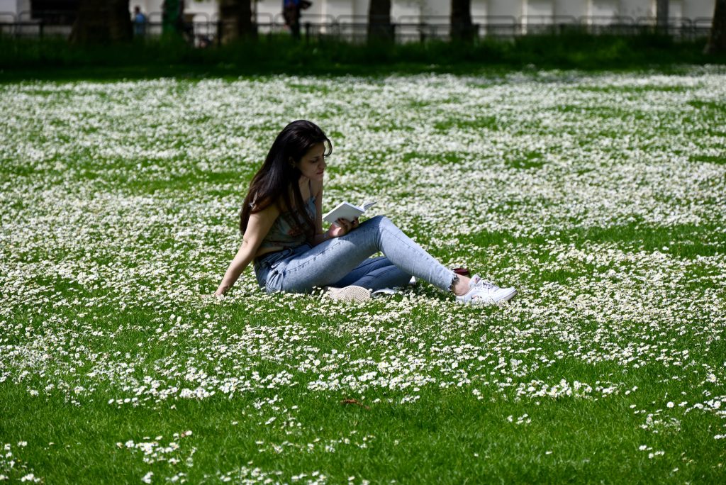 Una lunga passeggiata in montagna, per poi rilassarmi in un prato coccolata dal profumo dei fiori in compagnia di un buon libro