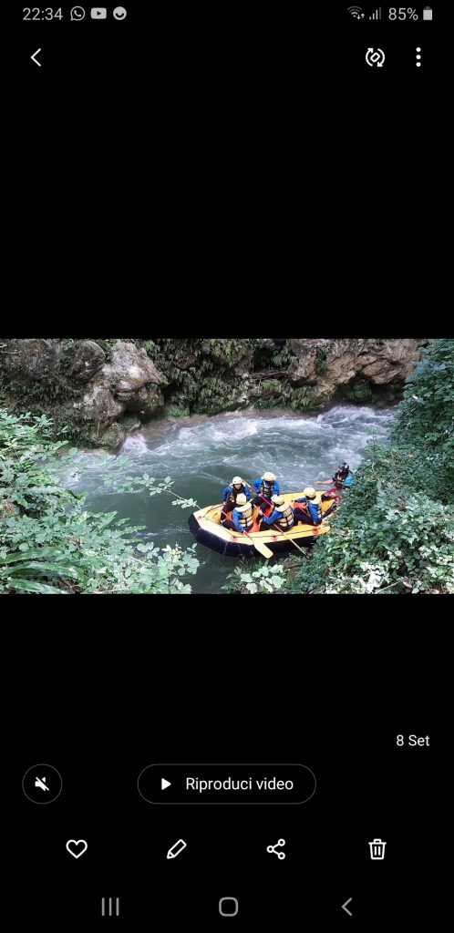 Il mio benessere è un adrenalinico rafting lungo un torrente tumultuoso