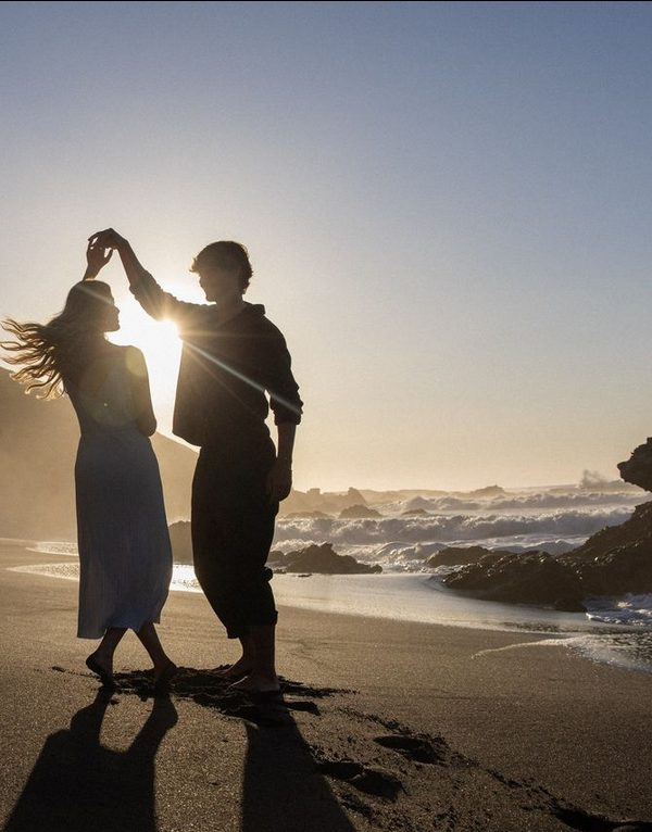 improvvisare un ballo sulla spiaggia in dolce compagnia.