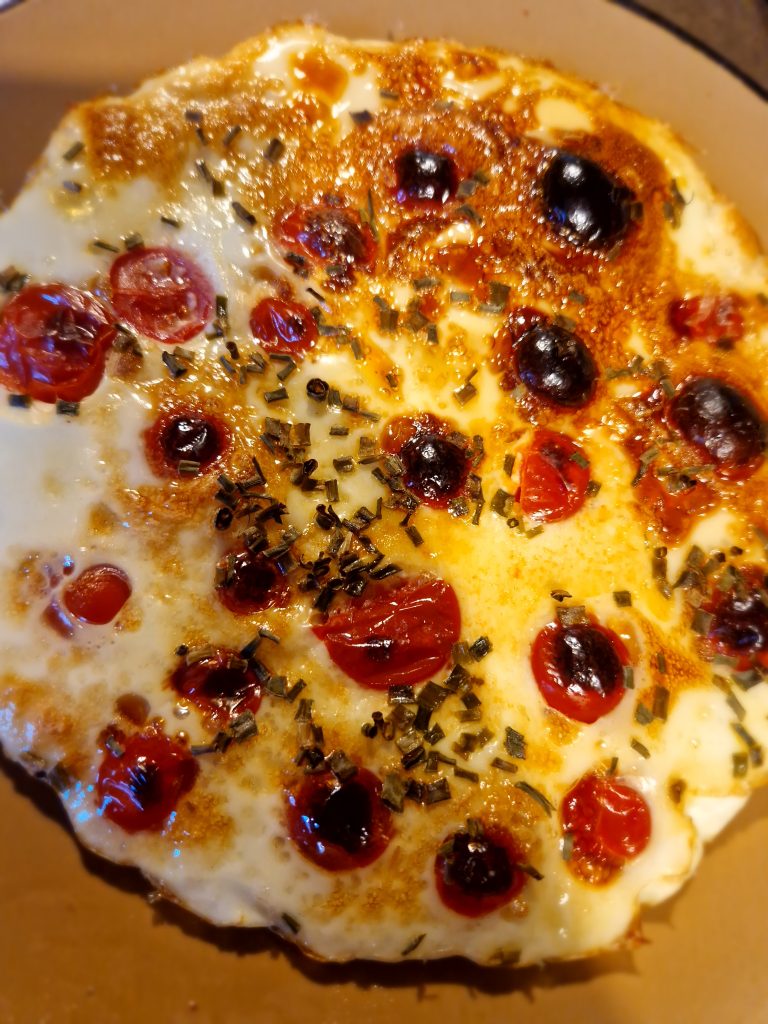 Mantenermi il linea con gusto e fantasia,e perciò ho creato questa finta focaccia al forno, di albumi,pomodori ed erba cipollina
Tanto gusto in pochissime calorie