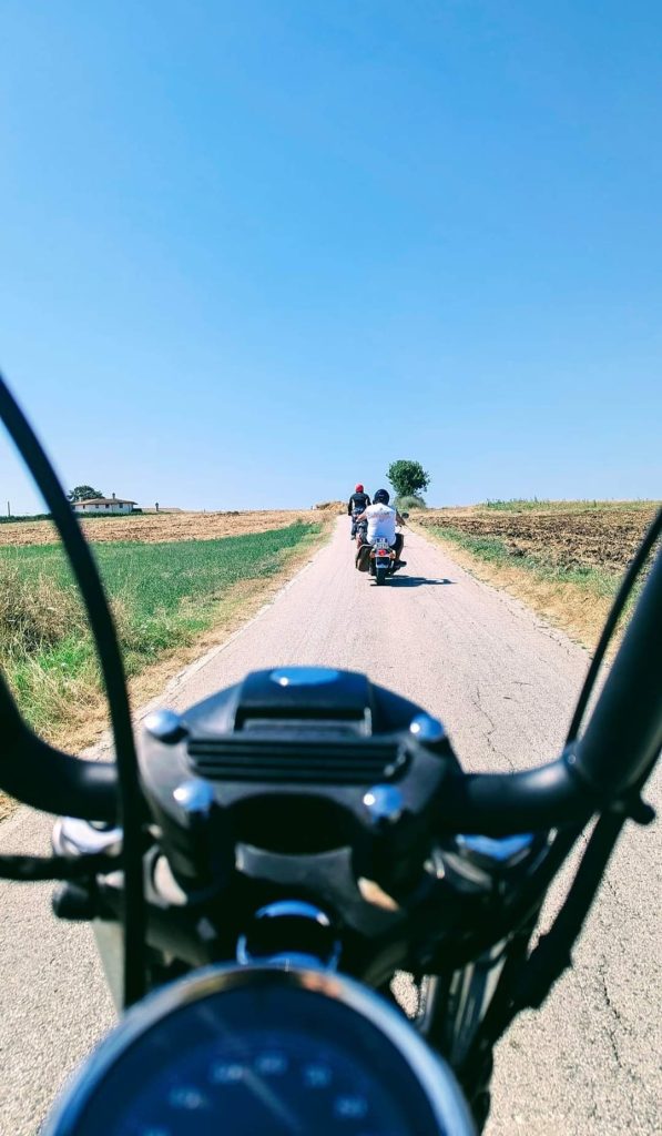 Saltare in sella alla mia moto e andare all'avventura con il vento fra i capelli
