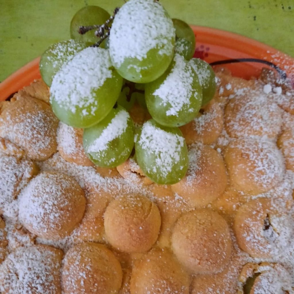 Mi piace usare in cucina la frutta di stagione . Ho preparato per le mie amiche una schiacciata all’uva