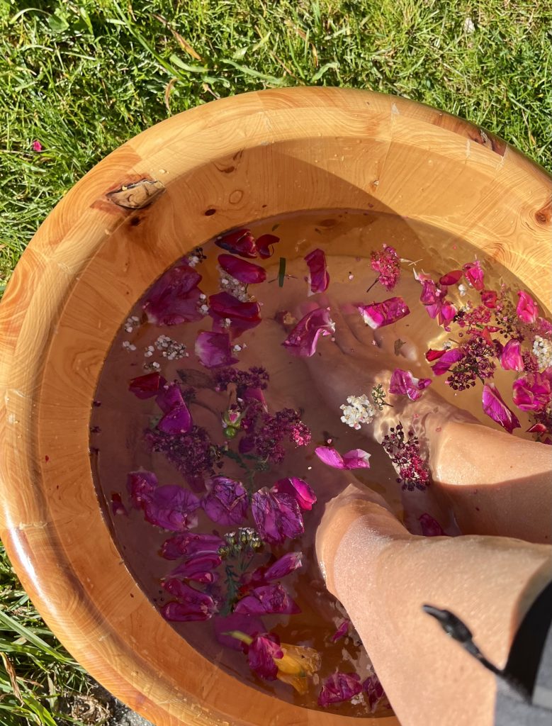 Prima di fare il percorso di Kneipp a piedi nudi mi faccio il “bagnetto” in una catinella con gli oli ed essenzi.