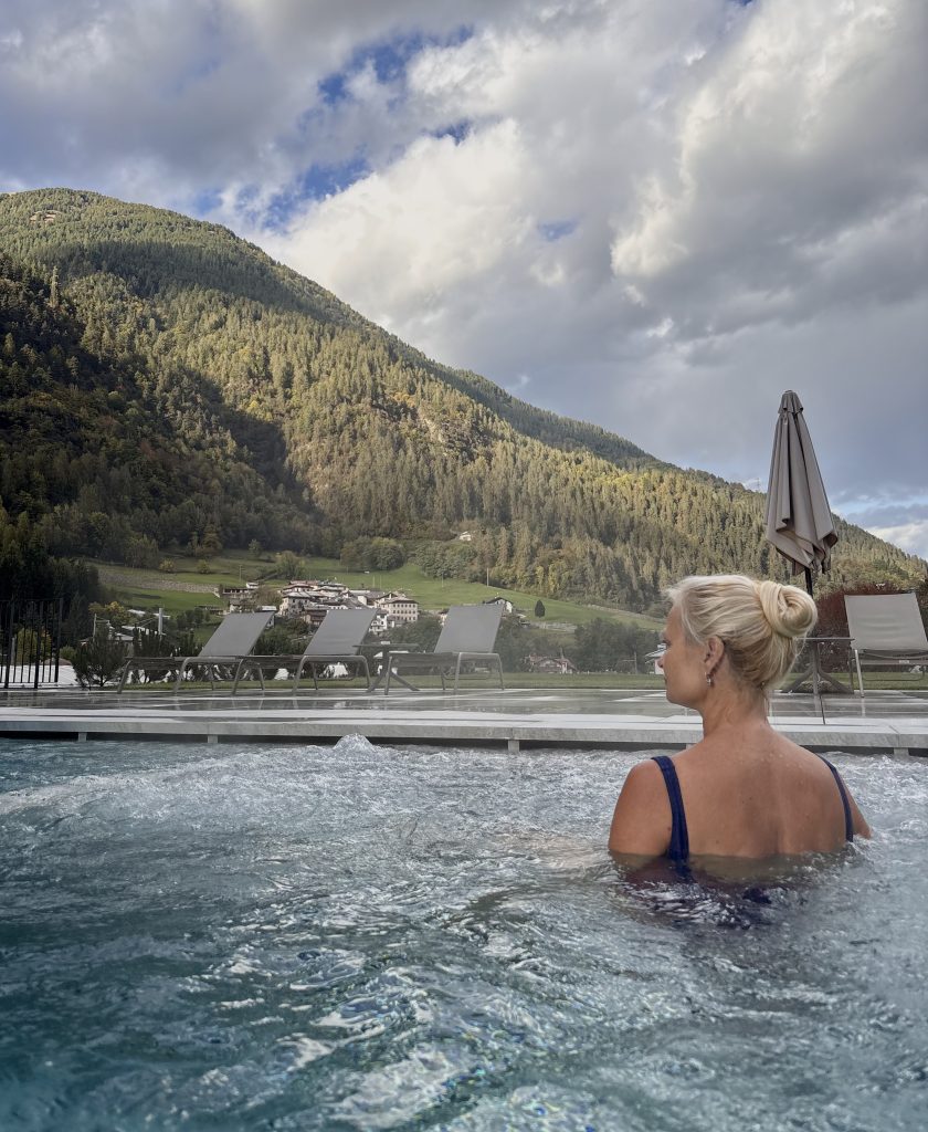Dopo una giornata in montagna tra le faticose camminate e ripide discese mi rilasso in piscina. Aiuta a sciogliere i muscoli tesi