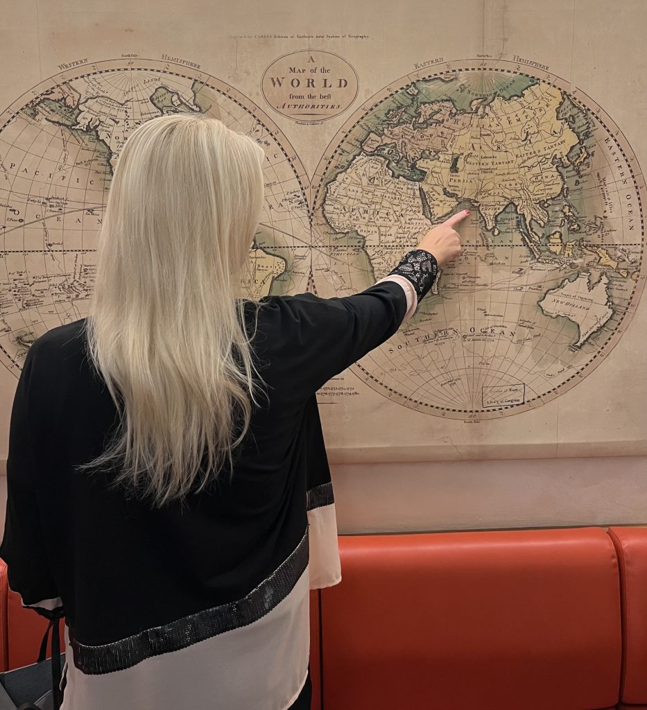 Scegliere lontane destinazioni per scoprire i nuovi popoli e loro tradizioni. Avventure in arrivo!