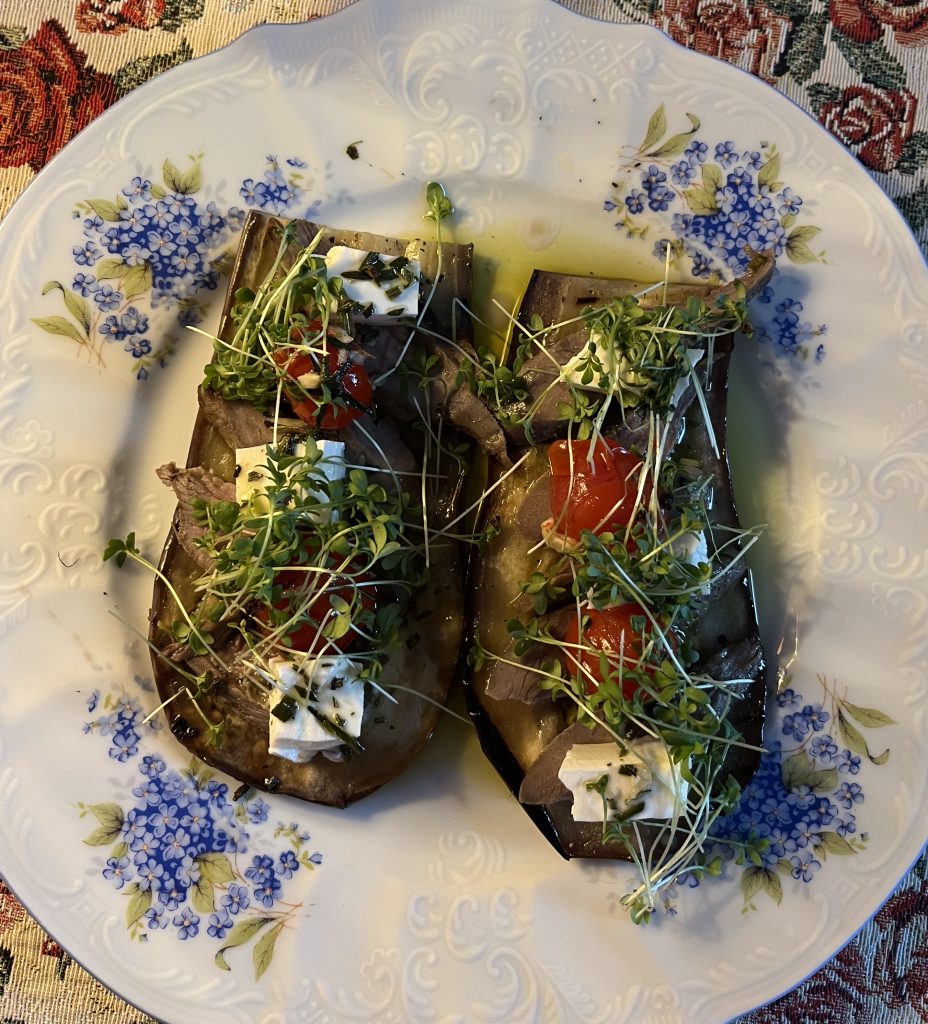 Con questo caldo sento proprio il bisogno di mangiare qualcosa di fresco e leggero. La verdura mista è una delle mie scelte preferite: mi fa stare bene, è delicata sullo stomaco e la digerisco con piacere. Semplice, sana e piena di bontà.