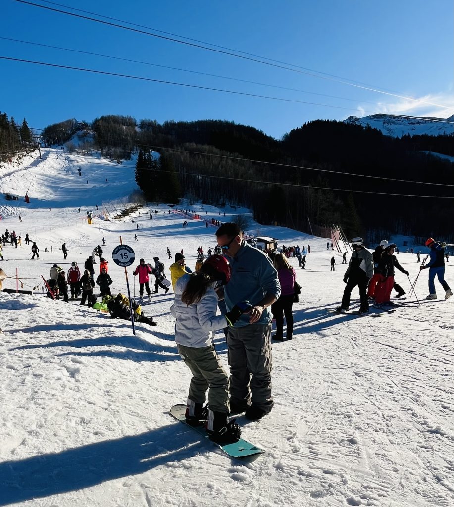 Praticare sport in famiglia: sci, snowboard e bob. E alla fine della giornata sulle piste non può mancare 
un vin brûlé bello caldo