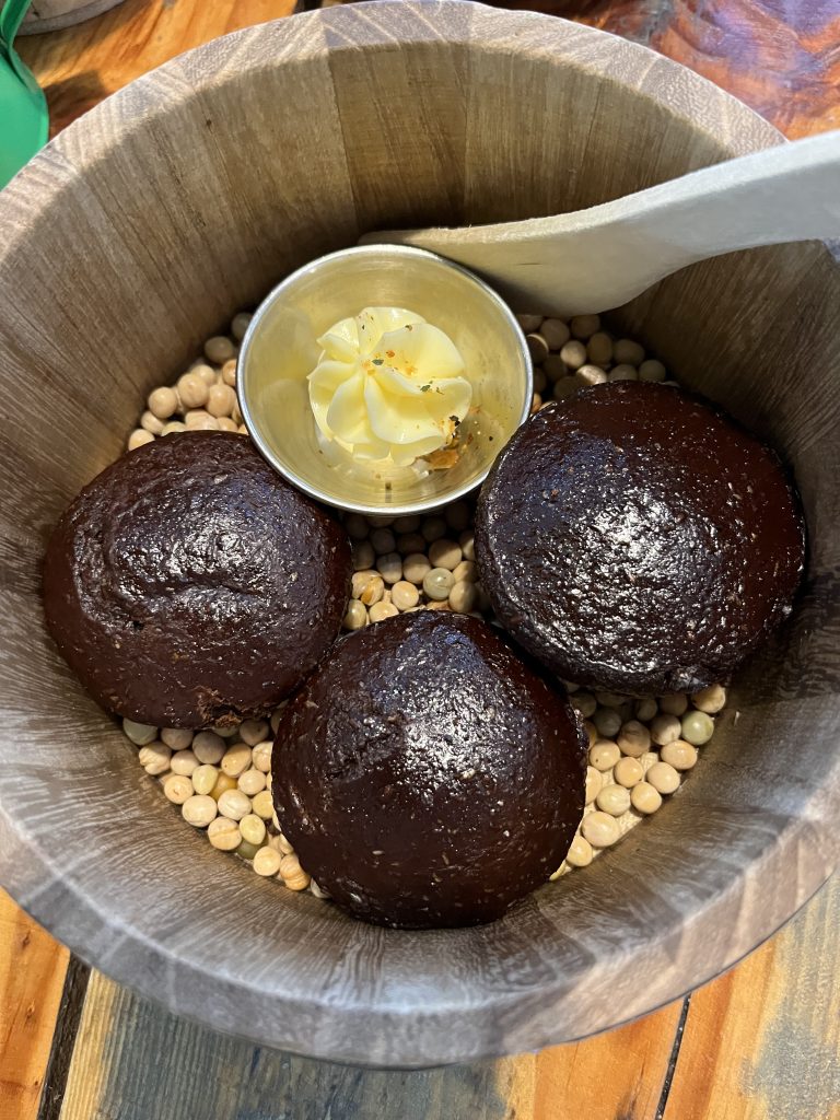 Mi piace mangiare negli agriturismi perché propongono i piatti fatti da loro, la materia prima è coltivata da proprietari. Nella foto il pane di segale con il burro salato di contadino . Sono squisiti.