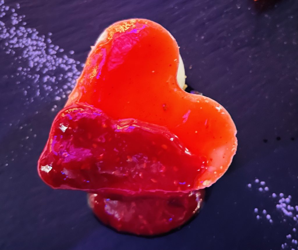 La cena romantica che concludiamo con un dolce e due forchette.