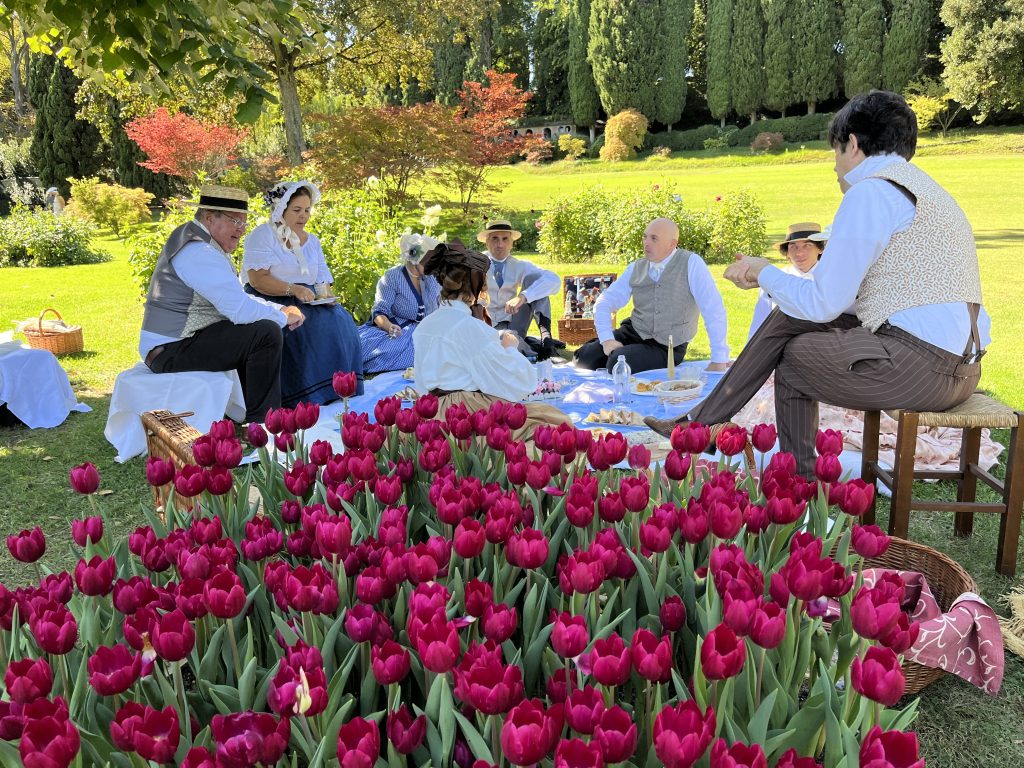Olanda? No! Se vuoi vedere e sentire il profumo dei tulipani devi andare a Verona al Parco Sigurta. Ci sono tantissime aiuole con tanti tipi dei fiori 🌹