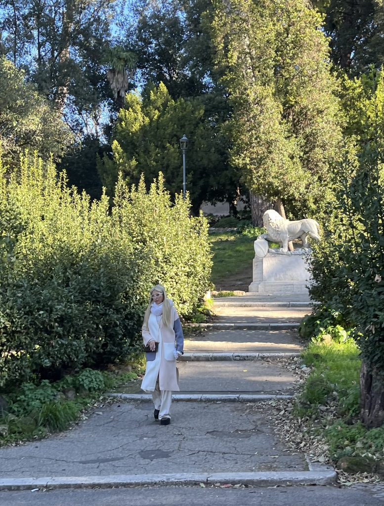 Fare lunghe passeggiate al aria aperta in parco o in campagna.