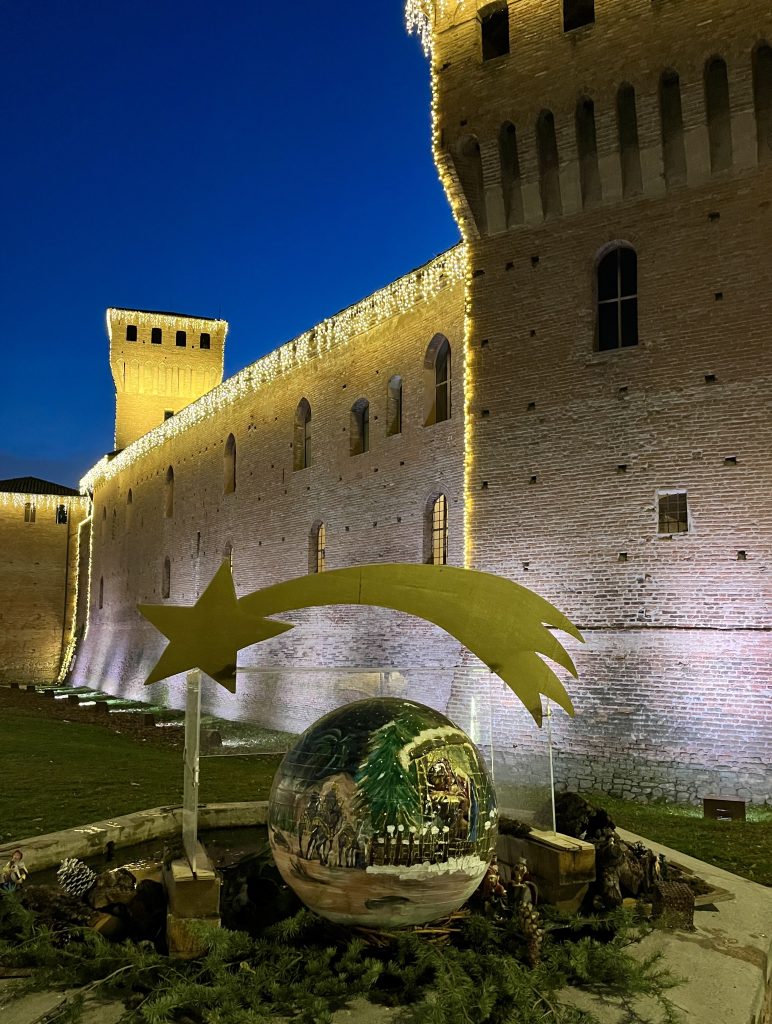 Camminare verso sera prima di mangiare con qualsiasi temperatura d’inverno, d'estate. Ammirare le scene uniche. Il castello di’ Formigine era addobbato per il Natale magnificamente!