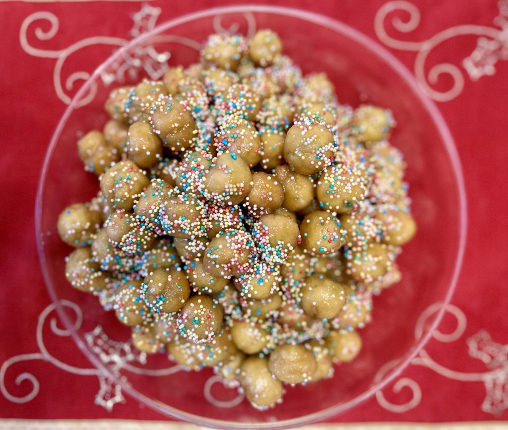 I struffoli con miele al Natale, il cibo della tradizione.