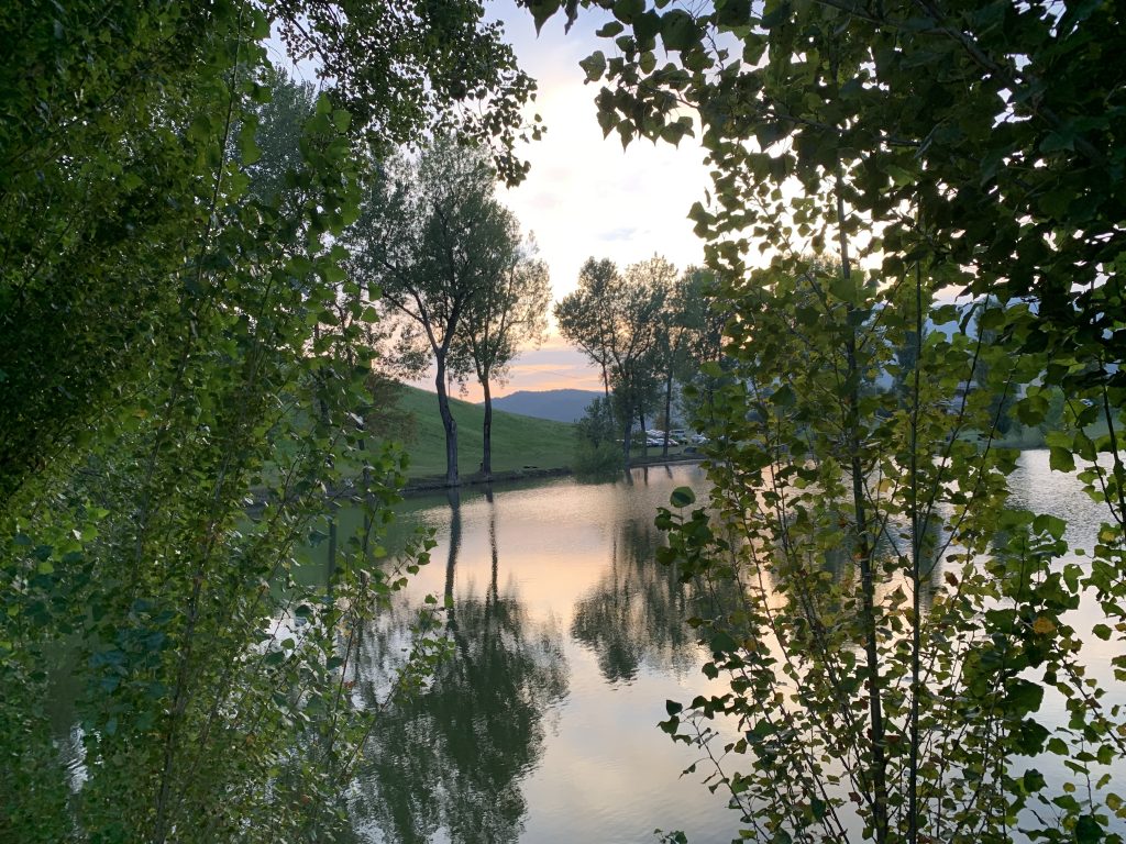 vivere la natura in tutti i modi possibili: che sia ammirare un lago, un tramonto, una passeggiata in mezzo al verde con una leggera brezza che ti accarezza…