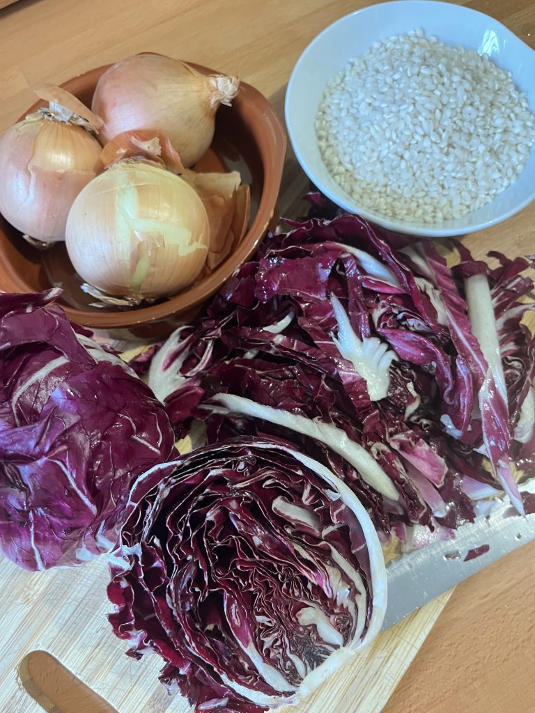 In cucina cerco di utilizzare frutta e verdura di stagione, per portare in tavola piatti più freschi e salutari. Il risotto alla trevigiana è buonissimo, e per renderlo ancora più nutriente aggiungo anche un formaggio filante. Il piatto diventa di colore lilla: bello da vedere, leggero e ricco di vitamine.