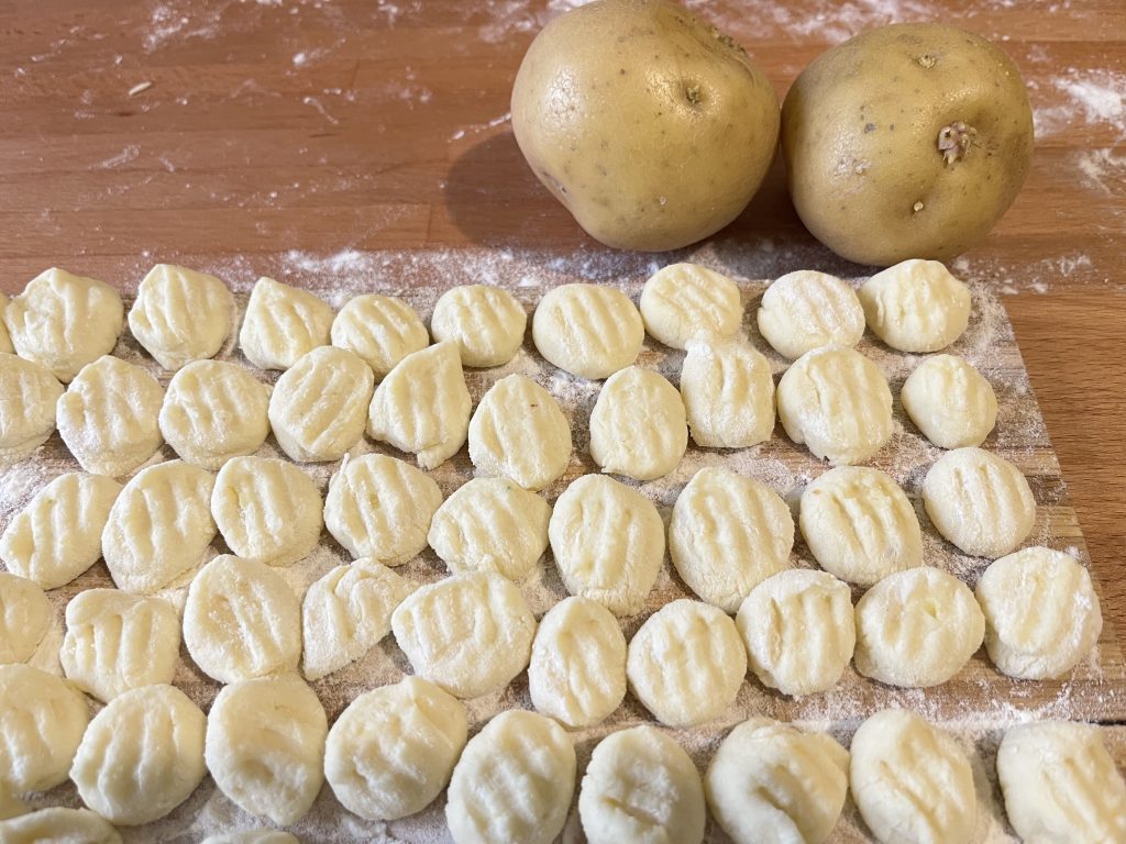 Come da tradizione, il giovedì prepariamo gli gnocchi di patate. Mi piace mantenere le tradizioni, cucinando a casa con i prodotti del territorio
