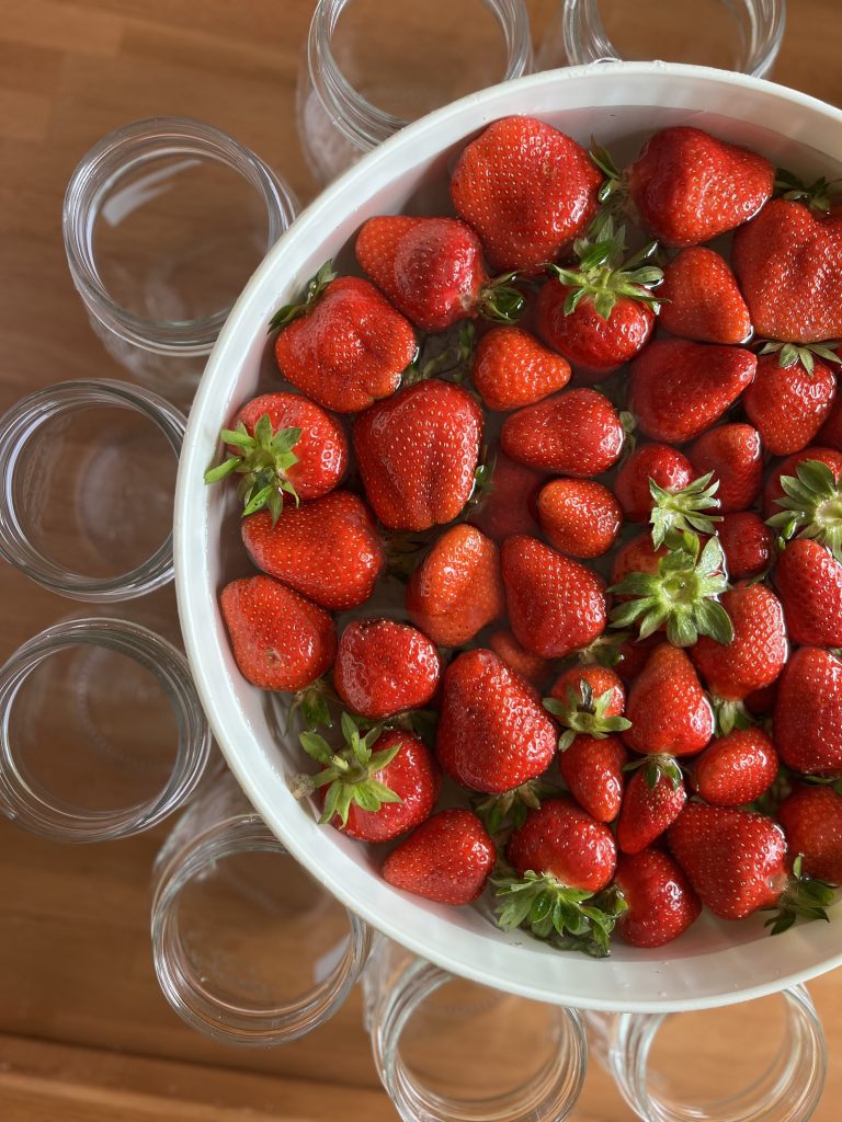 La frutta a Km 0: queste fragole sono così belle e profumate, a breve diventano la marmellata.