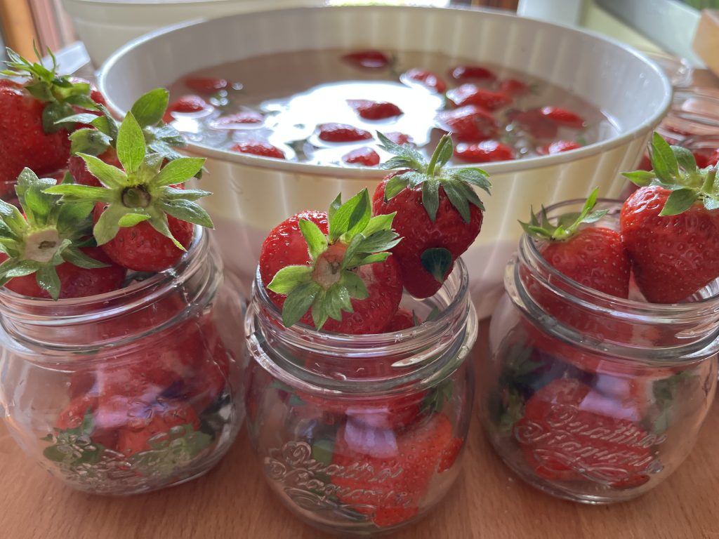 Comprare le fragole in una azienda agricola a km Zero e fare le marmellate a casa mia.