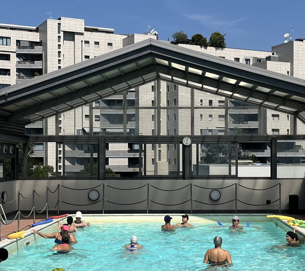 Con questo caldo, l'acquagym è un toccasana: mi alleno e aiuta anche a contrastare la ritenzione idrica