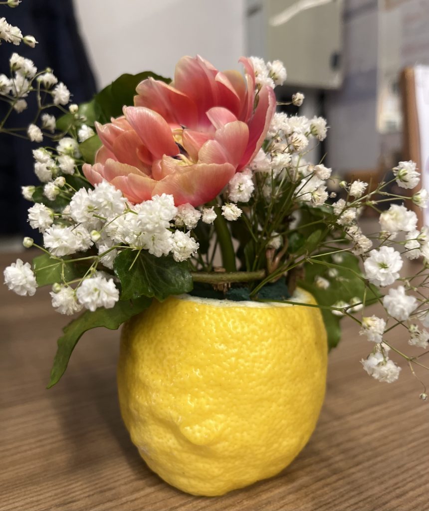 Sono una persona molto creativa e amo dare una seconda vita alle cose.
Mi piace trasformare ciò che sembra inutile in qualcosa di speciale: persino una semplice buccia di limone può diventare un piccolo vaso per i fiori.
Perché, in fondo, la bellezza sta proprio nel saper vedere poesia dove gli altri vedono solo uno scarto.